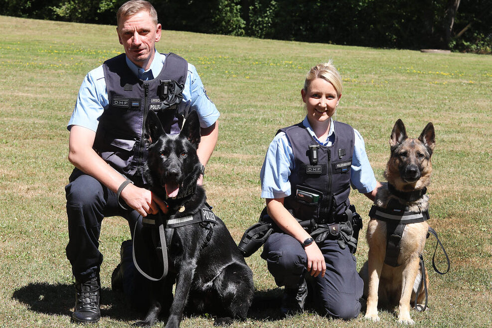 Ein starkes Team im Einsatz: Denise Karle mit ihrer Hündin Roma und Dominic Urschler mit Eugen. Die Hunde gehören zur Diensthundestaffel des Städtischen Vollzugsdienstes.