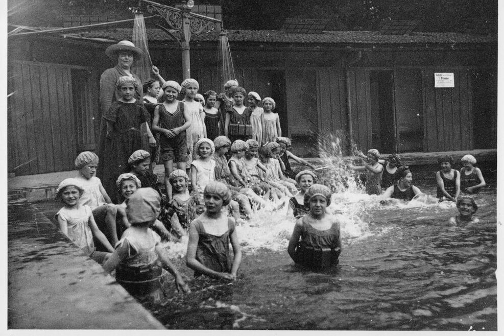 Badespaß im Mineralbad Berg um 1910.