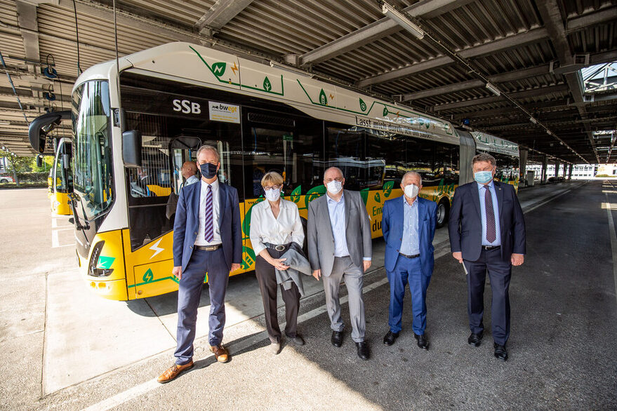 Den neuen Elektrobus präsentieren: (von links) Mario Laube, Kaufmännischer Vorstand, Sabine Groner-Weber, Personalvorständin, Thomas Moser, Technischer Vorstand (alle SSB), OB Fritz Kuhn, Thomas Hartmann, Geschäftsführer Volvo Busse Deutschland.