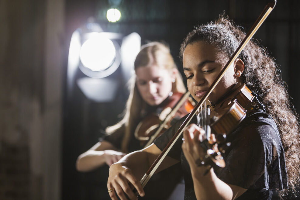Zwei Mädchen spielen Geige