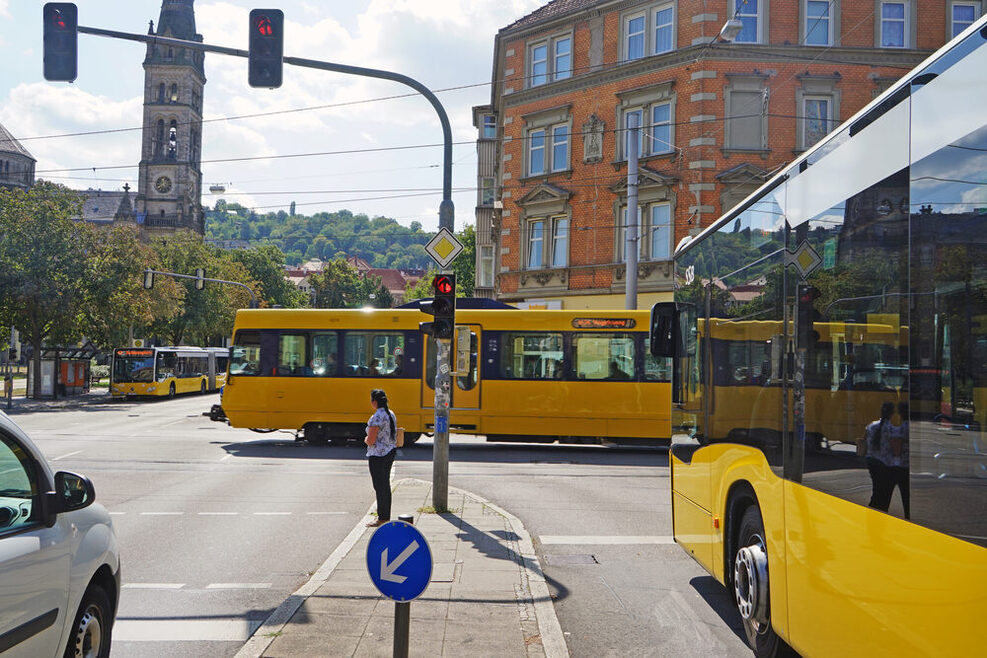 Busse und Bahnen fahren im Stuttgarter Stadtverkehr