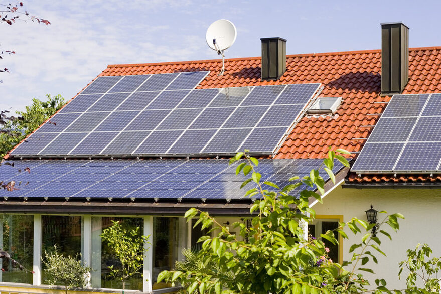 Photovoltaikanlagen können auf Gebäuden zur Erzeugung von Energie angebracht werden.