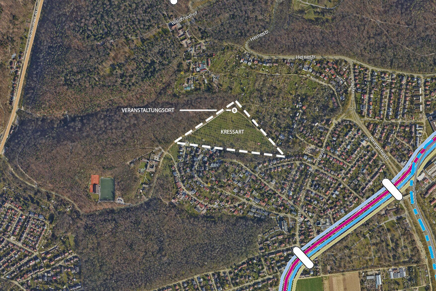 Das Luftbild zeigt die Streuobstwiese Kressart von oben. Sie ist markiert mit einem weißen Dreieck, ebenso ist der Veranstaltungsort durch einen Kreis gekennzeichnet.
