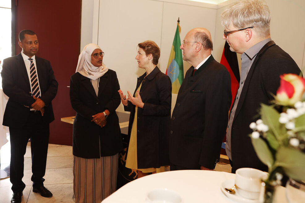 Im Festraum des Stuttgarter Rathauses begrüßt Bürgermeisterin Alexandra Sußmann die Delegation aus Äthiopien. Im Hintergrund die äthiopische und deutsche Fahne.