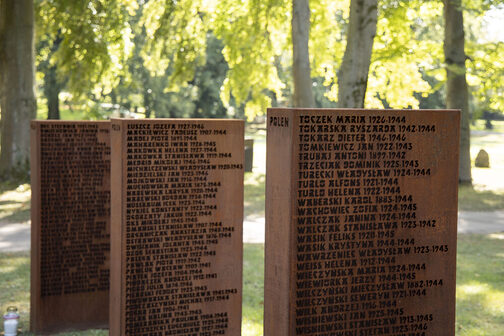 Tafeln mit den Namen von 226 Zwangsarbeitern auf dem Stuttgarter Hauptfriedhof
