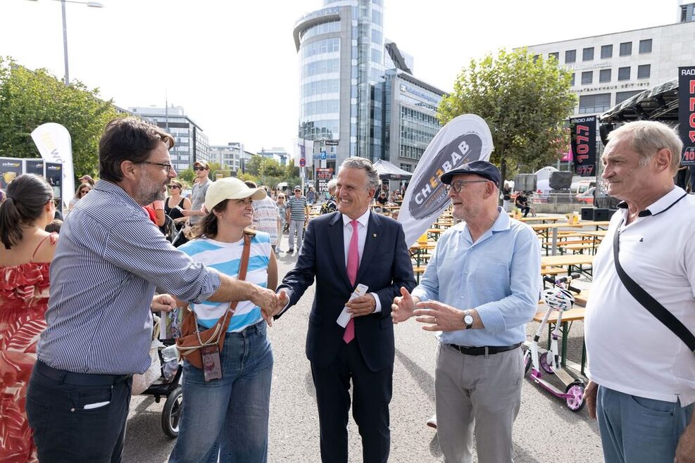 Oberbürgermeister Dr. Frank Nopper (Mitte) mit Verkehrsminister Winfried Hermann (rechts) beim Rundgang über die Theo-mobil.