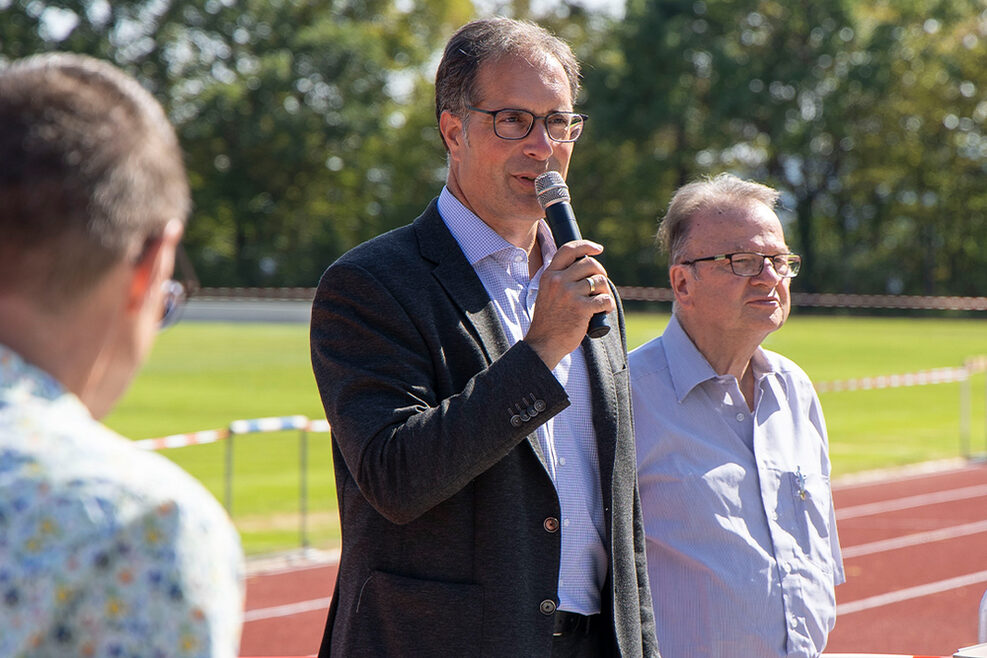 Der Bürgermeister für Sicherheit, Ordnung und Sport der Stadt Stuttgart, Dr. Clemens Maier, hat gemeinsam mit Stefan Conzelmann, dem Vorstandsvorsitzenden des Vereins, am 15. September das modernisierte Stadion des Turnerbunds Bad Cannstatt eröffnet.