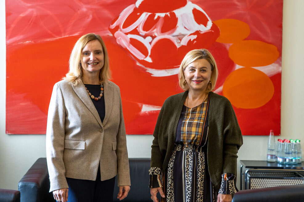 ie Bürgermeisterin für Jugend und Bildung, Isabel Fezer, hat die Generalkonsulin der Tschechischen Republik, Ivana Červenková, im Rathaus empfangen.