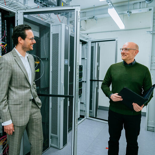 Der Erste Bürgermeister Fabian Mayer und der stellvertretende Leiter der Abteilung Informations‐ und Kommunikationstechnik, Björn Janser, besuchen das neue Rechenzentrum der Landeshauptstadt Stuttgart.