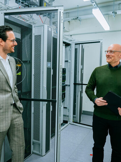 Der Erste Bürgermeister Fabian Mayer und der stellvertretende Leiter der Abteilung Informations‐ und Kommunikationstechnik, Björn Janser, besuchen das neue Rechenzentrum der Landeshauptstadt Stuttgart.