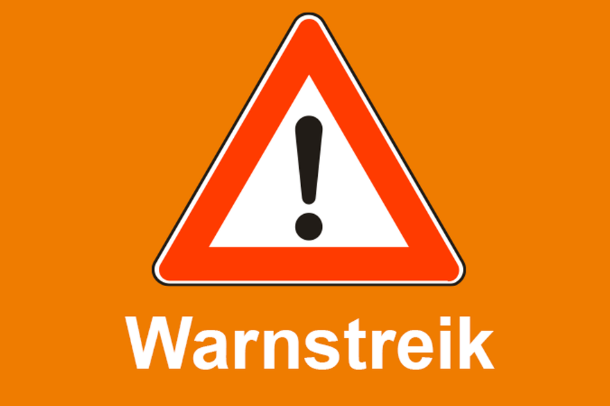 Auf orangefarbenem Grund ist ein dreieckiges Warnschild platziert, auf dem sich ein schwarzes Ausrufungszeichen befindet. Darunter ist in weißer Schrift zu lesen: "Warnstreik".