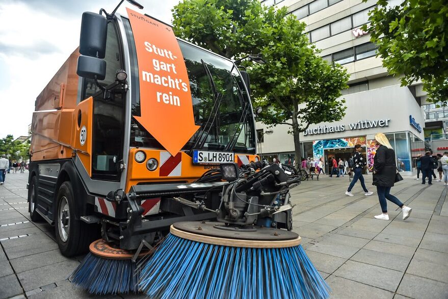 Fußgänger in der Königstraße, im Vordergrund eine Kehrmaschine mit dem Slogan "Stuttgart macht's rein"