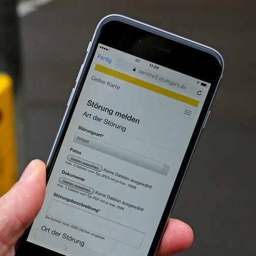 Abgebildet ist die Online-Anwendung der Gelben Karte auf einem Smartphone.
