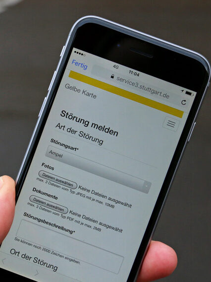 Abgebildet ist die Online-Anwendung der Gelben Karte auf einem Smartphone.