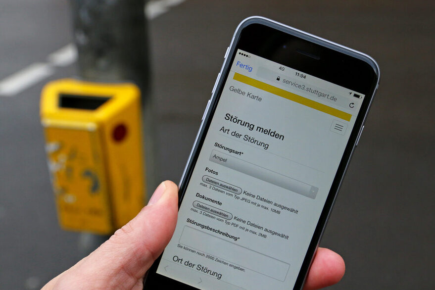Online-Anwendung der gelben-Karte wird auf einem Smartphone angezeigt.