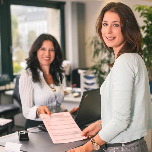 Junge Frau wird im Bürgerbüro von einer Mitarbeiterin der Stadt Stuttgart beraten.