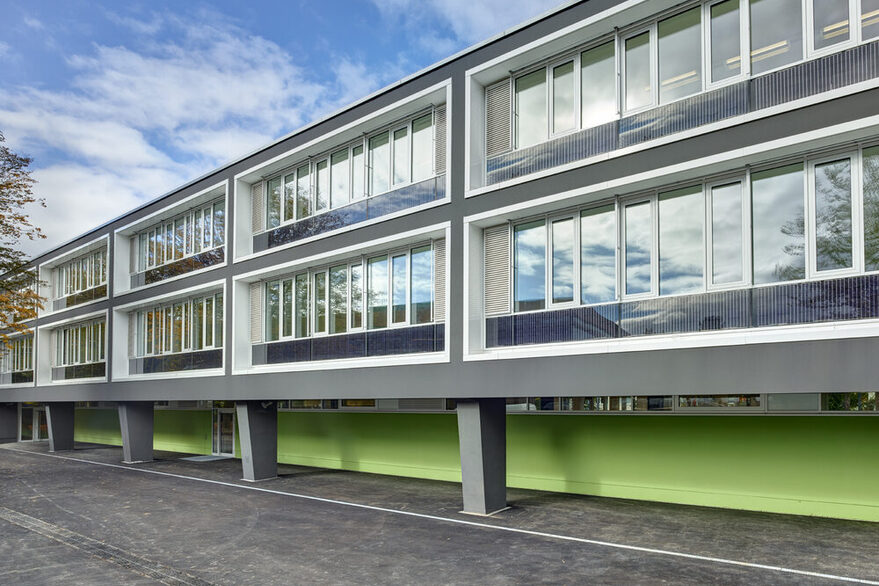 Fensterfassade der Uhlandschule in Stuttgart Rot, ein Plusenergiegebäude das mehr Energie produziert als es verbraucht.