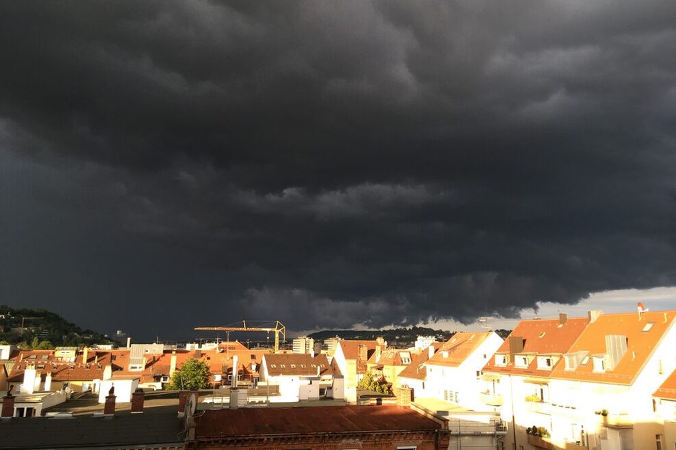 Dunkle Wolken über Stuttgart kündigen ein starkes Gewitter an