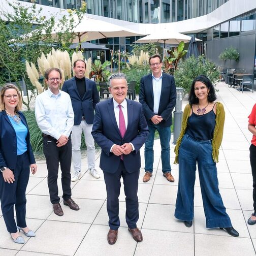 Stuttgarter Klima-Innovationsrat v.l.n.r.: Katharina Hopp, Professor Dr. Bastian Schröter, Steffen Braun, Oberbürgermeister Dr. Frank Nopper, Professor Dr. Jörn Birkmann, Santa Meyer-Nandi, Dr. Anna Braune. Nicht im Bild: Katrin‐Cécile Ziegler