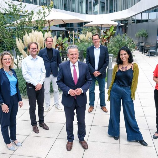 Stuttgarter Klima-Innovationsrat v.l.n.r.: Katharina Hopp, Professor Dr. Bastian Schröter, Steffen Braun, Oberbürgermeister Dr. Frank Nopper, Professor Dr. Jörn Birkmann, Santa Meyer-Nandi, Dr. Anna Braune. Nicht im Bild: Katrin‐Cécile Ziegler