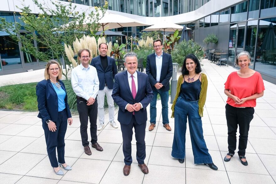 Stuttgarter Klima-Innovationsrat v.l.n.r.: Katharina Hopp, Professor Dr. Bastian Schröter, Steffen Braun, Oberbürgermeister Dr. Frank Nopper, Professor Dr. Jörn Birkmann, Santa Meyer-Nandi, Dr. Anna Braune. Nicht im Bild: Katrin‐Cécile Ziegler