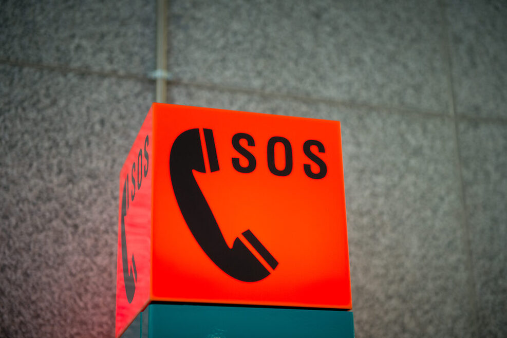 Notruftelefon mit der Aufschrift "SOS"
