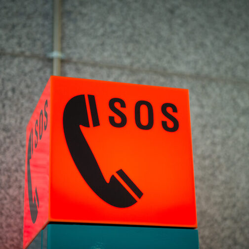 Notruftelefon mit der Aufschrift "SOS"