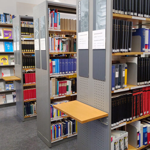 Bücherregale im Lesesaal der Rathausbibliothek