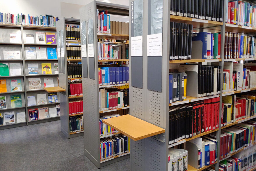 Bücherregale im Lesesaal der Rathausbibliothek