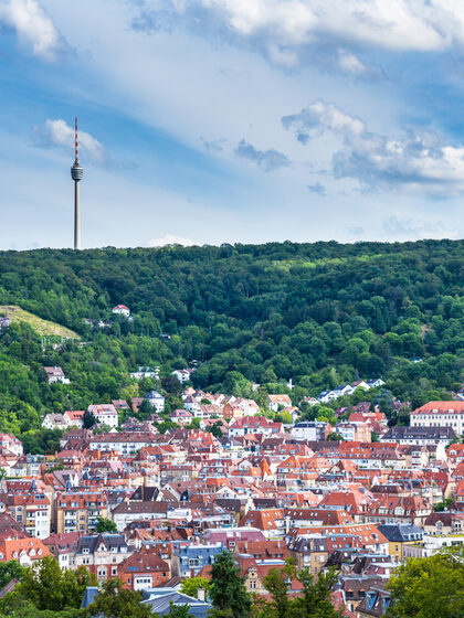 Blick auf Stuttgart mit Fernsehturm im Hintergrund.