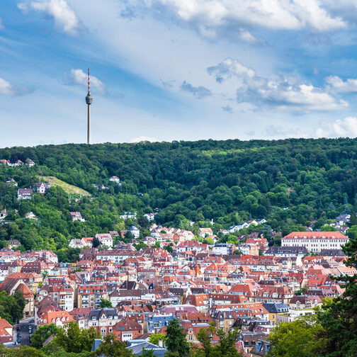 Blick auf Stuttgart mit Fernsehturm im Hintergrund.