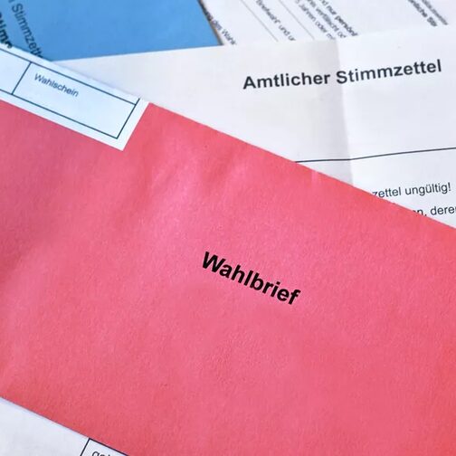 Briefwahlunterlagen in rotem Umschlag