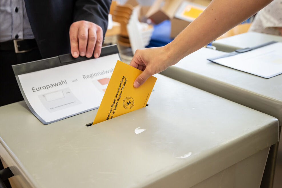 Stimmabgabe: Ein Umschlag wird in die Wahlurne eingeworfen.
