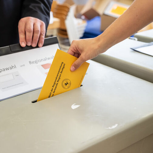 Stimmabgabe: Ein Umschlag wird in die Wahlurne eingeworfen.