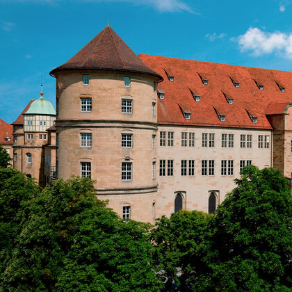 Außenansicht vom Alten Schloss in Stuttgart: Gebäudeflügel mit den charakteristischen drei großen Rundtürmen.