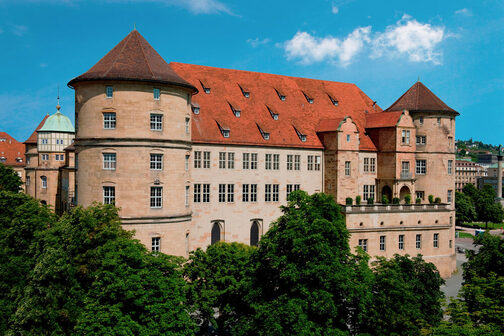 Außenansicht vom Alten Schloss in Stuttgart: Gebäudeflügel mit den charakteristischen drei großen Rundtürmen.