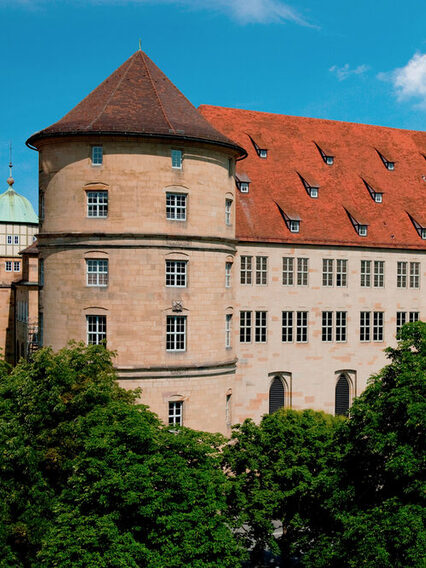 Außenansicht vom Alten Schloss in Stuttgart: Gebäudeflügel mit den charakteristischen drei großen Rundtürmen.