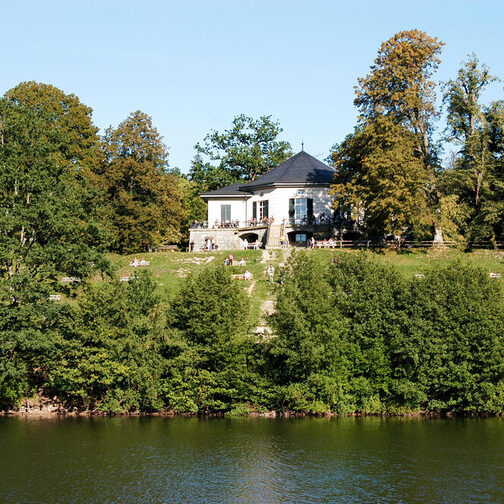 Bärensee mit Bärenschlössle im Park.