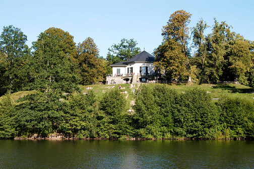 Bärensee mit Bärenschlössle im Park.