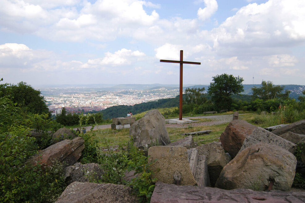 Birkenkopf mit Trümmerrreste des Zweiten Weltkrieges und Kreuz am Abhang.