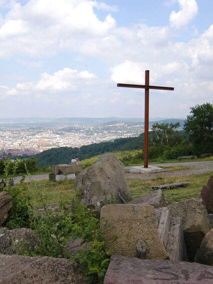 Birkenkopf mit Trümmerrreste des Zweiten Weltkrieges und Kreuz am Abhang.