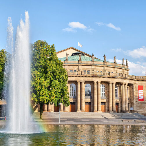 Das Stuttgarter Opernhaus am Eckensee mit einer Wasserfontäne.