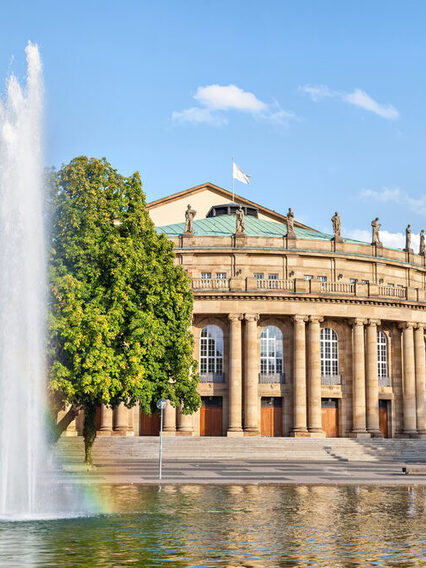 Das Stuttgarter Opernhaus am Eckensee mit einer Wasserfontäne.