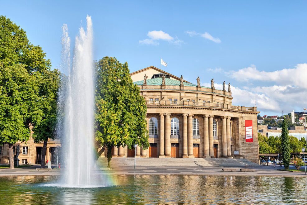 Das Stuttgarter Opernhaus am Eckensee mit einer Wasserfontäne.