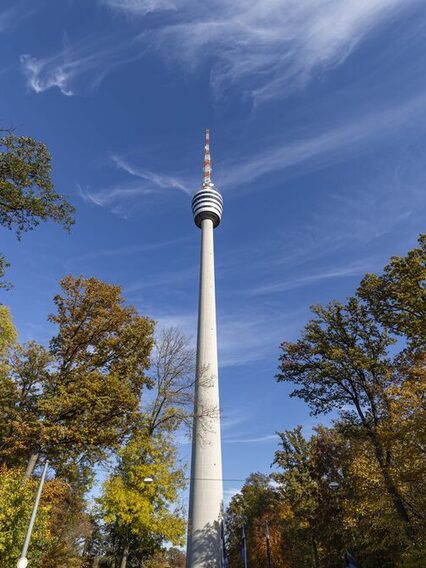 Der Fernsehturm von unten nach oben fotorgrafiert: Ein langes Stahlbeton-Rohr mit dem Turmkorb und der Antenne an der Spitze.