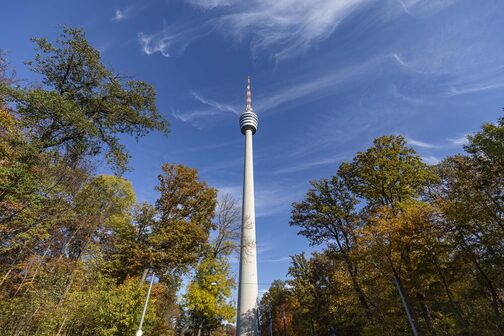 Der Fernsehturm von unten nach oben fotorgrafiert: Ein langes Stahlbeton-Rohr mit dem Turmkorb und der Antenne an der Spitze.