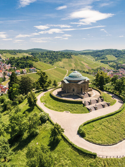 Luftaufnahme von der Grabkapelle auf dem Württenberg