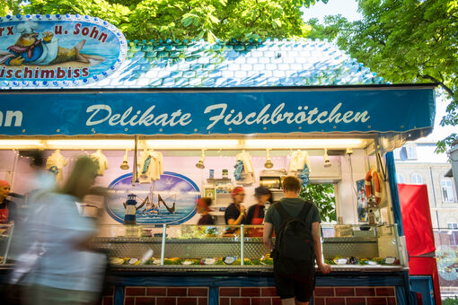 Hamburger Fischmarkt auf dem Karlsplatz mit Fischbude