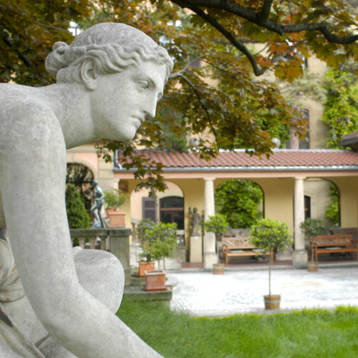 Das Städtische Lapidarium ist ein  mit Wandelgang, Terrasse und jahrhundertalten Skulpturen.