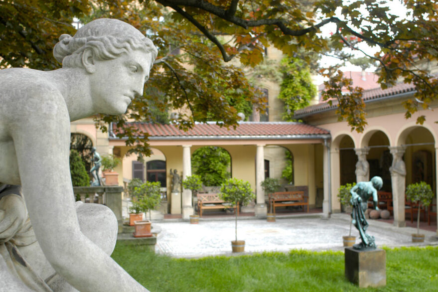 Das Städtische Lapidarium ist ein  mit Wandelgang, Terrasse und jahrhundertalten Skulpturen.